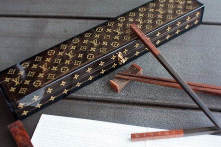 Palillos Louis Vuitton